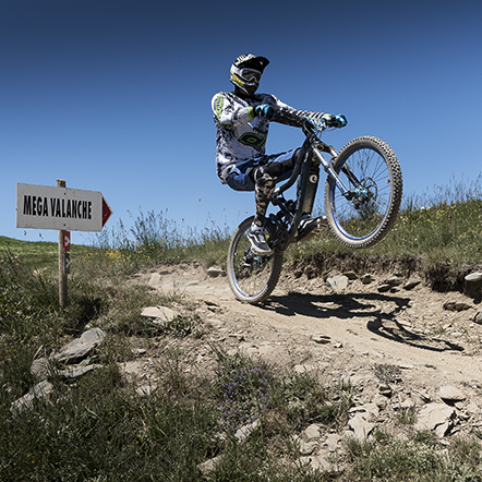 Enduro Alpe d´Huez Megavalance Stephan Buechler downhill with prothetic 