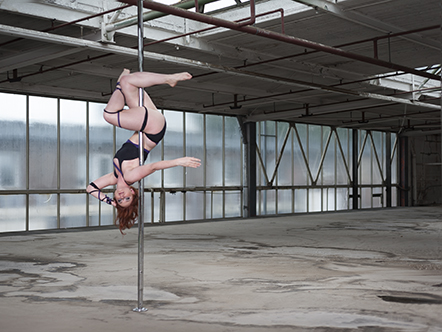 Poledance in Lagerhalle